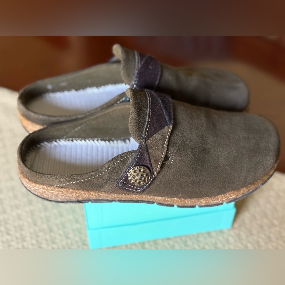 Earth Origins Eloise Suede Slip flat clogs Sz 6.5